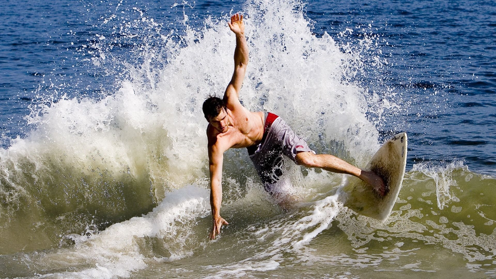 力量的对决:两支顶级球队在比赛中火拼,力量的差距