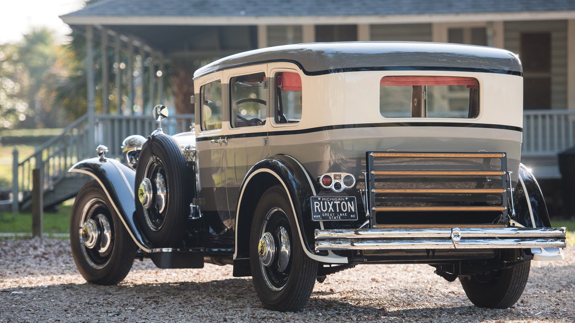 “极限对抗,四川省体育馆自由搏击赛一触即发!”